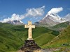 Gruzie - Kazbek- kříž u kostelíku Tsminda Sameba